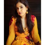 Shruthi Prakash Instagram - Let the sun lead you home , my little sunflower 💛 Wearing @asopalav Earrings @suki.jewellery MUA @makeoverwith_jyotikrishna HAIR @divyasriharimakeovers Styled by @priyavajani Pc @wime_studios #shrutiprakash #yellow #promotions #vibrant #yay