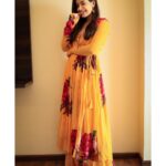 Shruthi Prakash Instagram - Let the sun lead you home , my little sunflower 💛 Wearing @asopalav Earrings @suki.jewellery MUA @makeoverwith_jyotikrishna HAIR @divyasriharimakeovers Styled by @priyavajani Pc @wime_studios #shrutiprakash #yellow #promotions #vibrant #yay
