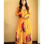 Shruthi Prakash Instagram - Let the sun lead you home , my little sunflower 💛 Wearing @asopalav Earrings @suki.jewellery MUA @makeoverwith_jyotikrishna HAIR @divyasriharimakeovers Styled by @priyavajani Pc @wime_studios #shrutiprakash #yellow #promotions #vibrant #yay