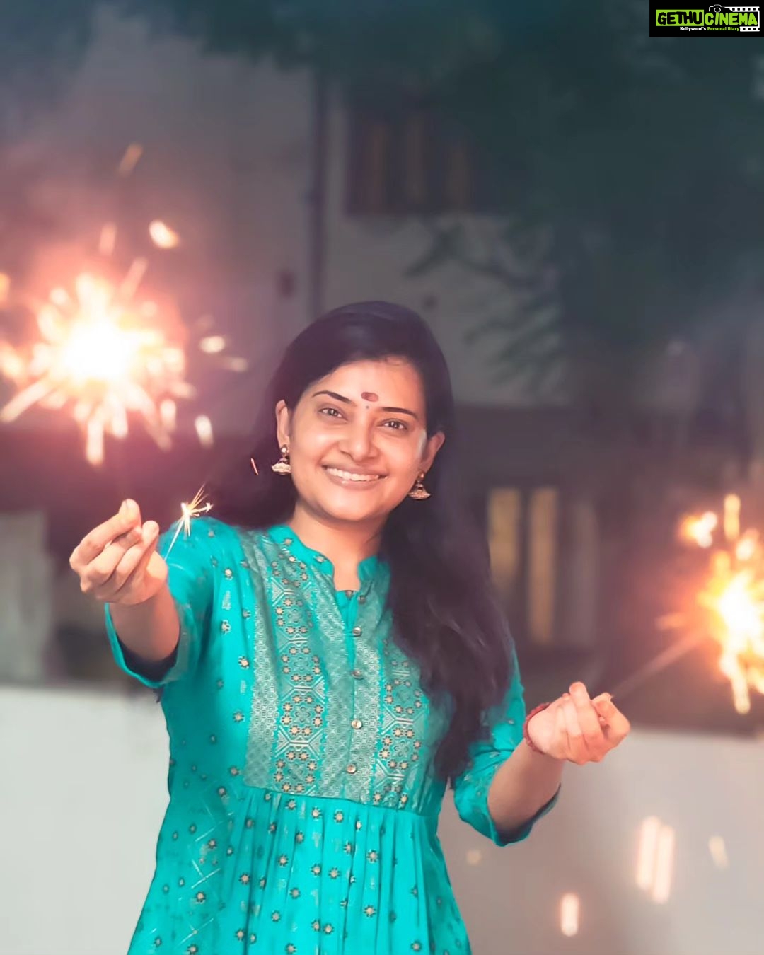 Shruthi Raj Instagram இனிய தீபாவளி நல்வாழ்த்துக்கள்🥰🥰🥰 Diwali Festival Deepavali Gethu Cinema