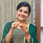 Shruthi Raj Instagram - 1 𝐌𝐈𝐋𝐋𝐈𝐎𝐍 𝐈𝐍𝐒𝐓𝐀 𝐅𝐀𝐌𝐈𝐋𝐘... 𝐈𝐓 𝐌𝐄𝐀𝐍𝐒 𝐀 𝐋𝐎𝐓 𝐓𝐎 𝐌𝐄..𝐓𝐇𝐀𝐍𝐊 𝐘𝐎𝐔 𝐒𝐎 𝐌𝐔𝐂𝐇...𝐖𝐈𝐒𝐇𝐈𝐍𝐆 𝐘𝐎𝐔 𝐀𝐋𝐋 𝐀 𝐇𝐀𝐏𝐏𝐘 𝐃𝐄𝐄𝐏𝐀𝐕𝐀𝐋𝐈 🎆🎆🎆