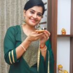 Shruthi Raj Instagram - 1 𝐌𝐈𝐋𝐋𝐈𝐎𝐍 𝐈𝐍𝐒𝐓𝐀 𝐅𝐀𝐌𝐈𝐋𝐘... 𝐈𝐓 𝐌𝐄𝐀𝐍𝐒 𝐀 𝐋𝐎𝐓 𝐓𝐎 𝐌𝐄..𝐓𝐇𝐀𝐍𝐊 𝐘𝐎𝐔 𝐒𝐎 𝐌𝐔𝐂𝐇...𝐖𝐈𝐒𝐇𝐈𝐍𝐆 𝐘𝐎𝐔 𝐀𝐋𝐋 𝐀 𝐇𝐀𝐏𝐏𝐘 𝐃𝐄𝐄𝐏𝐀𝐕𝐀𝐋𝐈 🎆🎆🎆