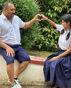 Shruthi Rajanikanth Instagram - Tag your school time lover 🙈🙈🙈💕. 

Pic @shaha_raihu 
🍬 @arjunsomasekhar