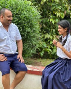 Shruthi Rajanikanth Instagram - Tag your school time lover 🙈🙈🙈💕. 

Pic @shaha_raihu 
🍬 @arjunsomasekhar