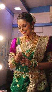 Shruti Marathe Instagram - N ready 😊

#awardnight #performance #bts

Video - @ayush_kadu__