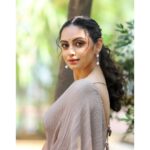 Shruti Marathe Instagram - Elegance personified: Shruti Marathe graces the saree with her timeless beauty, making hearts skip a beat with every glance. 💃❤️ #SareeQueen #ShrutiMarathe ❤️ @shrumarathe 📸 @pixelpune 💄 @shiulibiswas_artistry Pune, Maharashtra