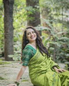 Shruti Marathe Instagram - 💚💚

@saree.sukh
📷 @kalyaam_2.0 
Mua @rupali.makeupartist