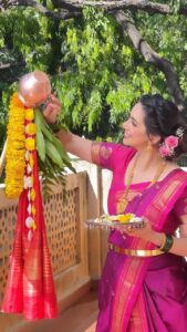 Shruti Marathe Instagram - गुढीपाडव्याच्या हार्दिक शुभेच्छा ✨

Makeup @shiulibiswas_artistry 
Hair @pooja_vishwakarma_23
Saree by @thesilkerabypratibhapawar
@amolpawar2438 

#shiulibiswasartistry #celebritymakeupartist #marathifilm #marathiactress
#marathikavita #gudipadwa2023 
#marathiactors
#marathipoems #shrutimarathe 
#instamarathi
#zeemarathi 
#marathipost #marathiwedding