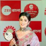 Shweta Bhattacharya Instagram - “স্পেশাল চয়েস অ্যাওয়ার্ড”.!! Zee বাংলা সোনার সংসার অ্যাওয়ার্ড 2023. We are delighted to celebrate our Awards winners, who deserve this moment of recognition and love. Congratulations ! #SohagJol #SonarSansar2023Winners #SonarSansar2023 #ZeeBangla #SonarSansar
