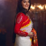 Shweta Bhattacharya Instagram - “In a world full of trends,I’ll always choose tradition.” Mua & hair:Soumak Chandra Photography:Rahul Dev Mallik Brand:Minu Fashion