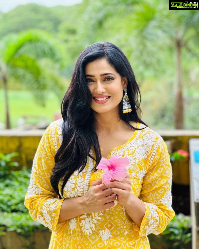 Shweta Tiwari Instagram - 🌼 Outfit @chikankari_bazaar Earrings @rubans.in @stylingbyvictor @sohail__mughal___