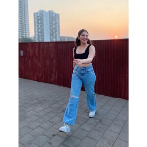 Simran Natekar Instagram - 🖤💙

Top - @zara 
🕶 - @rayban 
Jeans - @zara