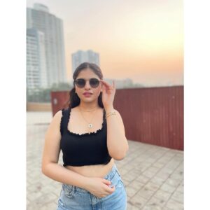 Simran Natekar Instagram - 🖤💙

Top - @zara 
🕶 - @rayban 
Jeans - @zara