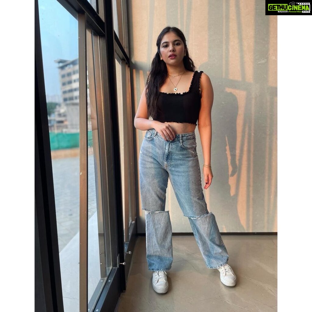 Simran Natekar Instagram - 🖤💙 Top - @zara 🕶 - @rayban Jeans - @zara