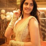 Simrat Kaur Instagram - खुदा अब बनाता नहीं ऐसे चेहरे निगाहें ये जा जा के हाँ जिनपे ठहरे जिन्हें देखने से मिले दिल को राहत बहोत खूबसूरत हो आप सर से पांव तक⭐️💛 📸 @kunal.kava Wearing @sulakshanamonga Mumbai, Maharashtra