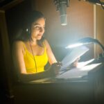 Simrat Kaur Instagram - …. First day of dubbing aur ye mera dream dream project hai 🧿🧿🧿🧿🧿🧿🧿🧿🧿🧿❤️❤️❤️❤️ i was soo nervous to dub but dammm this is fun🥰🥰🥰🥰🥰🥰 yayyyyyyy maza aya ….. Ye ekdum surreal feel hai 🥹❤️ Gadar macha dey kya ???????? Mumbai, Maharashtra