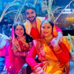Smrity Sinha Instagram - This is very cute picture @pradeeppandey_chintu and @smritysinha_official , can’t miss to post ,,, straight from chaath special shoot for @zeebiskope with my lovely friends ❤️🧿 #aa #chaathspecial #anarabyanalerida #anaragupta #smritysinha #pradeeppandeychintu