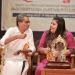 Sneha Sreekumar Instagram - കലാമണ്ഡലം പ്രഭാകരൻ മാഷിന് കേന്ദ്ര സംഗീതനാടക അക്കാദമിയുടെ അമൃത് പുരസ്‌കാരം ലഭിച്ചതിന്റെ ഭാഗമായി കലാമണ്ഡലത്തിൽ നടന്ന അനുമോദന ചടങ്ങിൽ നിന്ന്...... ഓട്ടൻതുള്ളലിനു ആദ്യമായാണ് കേന്ദ്രതലത്തിൽ ഒരു അംഗീകാരം ലഭിക്കുന്നത്.. ഈ നേട്ടം കലാകേരളത്തിന് അഭിമാനം ആണ്.. മാഷിന്റെ ശിഷ്യആവാൻ കഴിഞ്ഞത് അഭിമാനവും ഭാഗ്യവും ആയി കാണുന്നു ❤️❤️❤️ Pic : @pradeeppudhussery