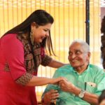 Sneha Sreekumar Instagram - ജീവിതത്തിലെ ഏറ്റവും പ്രിയപ്പെട്ട നിമിഷങ്ങളിൽ ഒന്ന് ❤️❤️ കലാമണ്ഡലം ഗോപിയാശാൻ 😍 📷 @unni_sivan_photography #kathakali #kalamandalamgopi