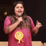 Sneha Sreekumar Instagram - കലാമണ്ഡലം പ്രഭാകരൻ മാഷിന് കേന്ദ്ര സംഗീതനാടക അക്കാദമിയുടെ അമൃത് പുരസ്‌കാരം ലഭിച്ചതിന്റെ ഭാഗമായി കലാമണ്ഡലത്തിൽ നടന്ന അനുമോദന ചടങ്ങിൽ നിന്ന്...... ഓട്ടൻതുള്ളലിനു ആദ്യമായാണ് കേന്ദ്രതലത്തിൽ ഒരു അംഗീകാരം ലഭിക്കുന്നത്.. ഈ നേട്ടം കലാകേരളത്തിന് അഭിമാനം ആണ്.. മാഷിന്റെ ശിഷ്യആവാൻ കഴിഞ്ഞത് അഭിമാനവും ഭാഗ്യവും ആയി കാണുന്നു ❤️❤️❤️ Pic : @pradeeppudhussery