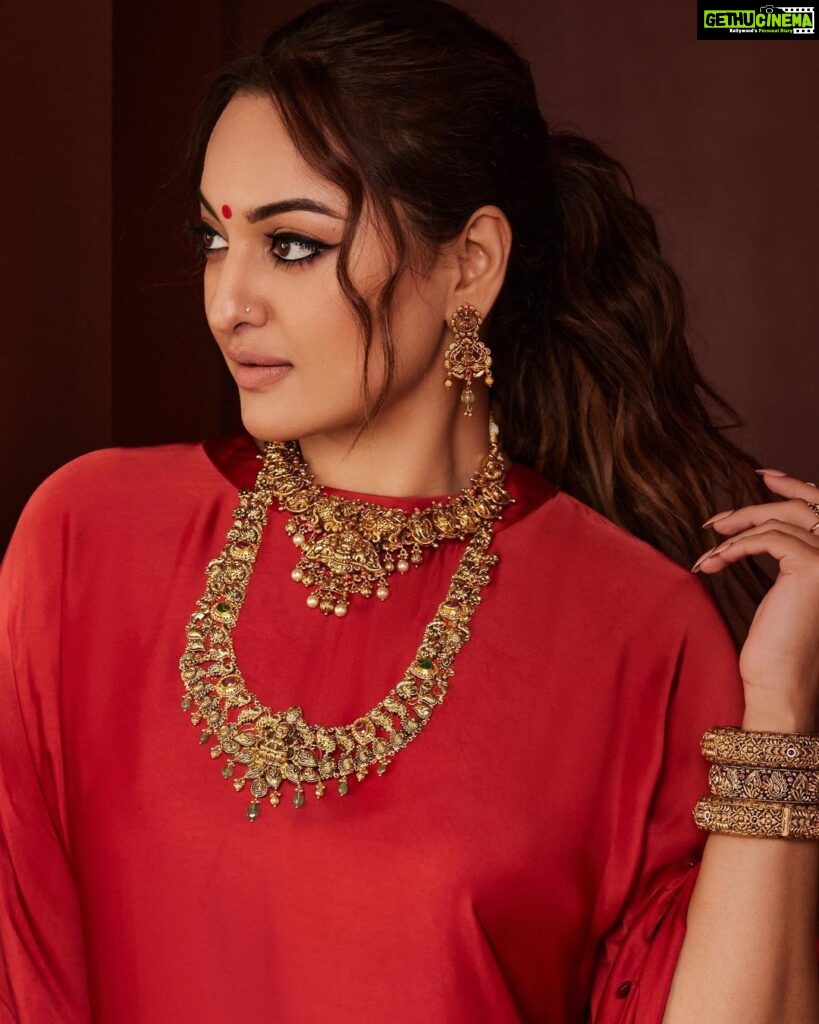 Sonakshi Sinha Instagram - Happy Dusshera ✨ Always good over evil. Always love over hate ❤️