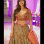 Soniya Bansal Instagram - Those who do not know how to see the precious things in life will never be happy. #throwback #throwbackthursday #mumbai #desertphotography #dubaidesert #fashionblogger #actor #soniyabansal#instagood