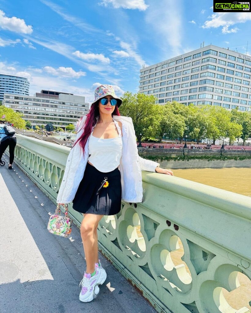 Soniya Bansal Instagram - "Be yourself, everyone else is already taken." "It is never too late to be what you might have been.' London, United Kingdom
