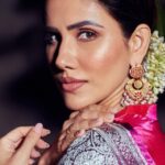 Sonnalli Seygall Instagram - Happy Diwali ✨ May this year be filled with love, abundance, peace & prosperity! 📸: @dieppj #diwalivibes #happydiwali #festivities #diwali💥
