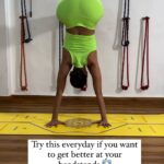 Sonnalli Seygall Instagram - Inversions! My best friend 💁‍♀️ And I did not get there overnight, baby steps everyday. Working on my shoulder & arm strength was the key. Use a wall for support in the beginning to finally get to where you want 🙌 #fitnessmotivation #handstand #inversionjunkie #yogawithsonnalli #fitnesstips