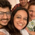 Spruha Joshi Instagram – Blurry.. But cute!! 😚 celebrating 100 episodes of ‘Lokmanya’ with this lovely bunch of people 💜 @o.m.k.a.r_kulkarni you are dearly missed in the pictures 🤗 It’s been a delightful journey with you all.. Much much love 💕