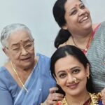 Spruha Joshi Instagram – I Hate to cook when my mother is hovering around. And so does my mom when her mother is constantly looking at her.. some traits are passed down through the generations I guess. 🥰 Happy Mother’s Day.

#spruhajoshi #marathiactors #motherdaughter #mothersday #movies #theatre #actorslife #zee #zeemarathi #marathitelevision