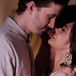 Sreejita De Instagram - Marrying an Indian, he’s already becoming a pro at the lyrics! And jab lyrics aise ho toh biwi ko koi problem nahi hai kyunki har khidhki main ab main hi hoon 🤣❤️ . Wearing @bunaai Jewellery @kushalsfashionjewellery #retro #bollywoodsongs #romance #togetherforever #couplereel #reelsinstagram #reelkarofeelkaro #sreejitade