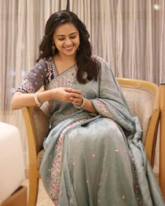 Sri Divya Instagram - Last night’s #RaidMovie Pre Release Event ! 💗

Pretty saree from @alankarabridal_pret
Jewelry by @mspinkpantherjewel 
📸 Captured by @mg_photography06 

#Raid from 10th Nov!