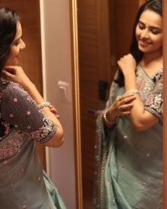 Sri Divya Instagram - Last night’s #RaidMovie Pre Release Event ! 💗

Pretty saree from @alankarabridal_pret
Jewelry by @mspinkpantherjewel 
📸 Captured by @mg_photography06 

#Raid from 10th Nov!