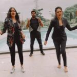 Sri Satya Instagram - Kaavaalaa 🔥🔥 Fun during ICHIPAAD Tour shoots!❤️ @harika_narayan @sri_satya_ @saketh_komanduri @anteventz @vanya_eventz #ichipaadtour #ichipaad🔥 #kavala #kaavaalaa #jailer #kavalayyasong #tamannahbhatia #rajinikanth #anirudhravichander