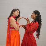 Sri Satya Instagram - Ok pellikuturu @sowmya_dhanalakota 🤪❤️ Inka ne life lo golden days iepoyai po 😂😂 #justkidding #bestfriend #wedding #sangeet #sangeetoutfit Outfit @swayam.designs ❤️ Jewellery @kriyaah002 ❤️ Pc @pellipusthakam.in ❤️
