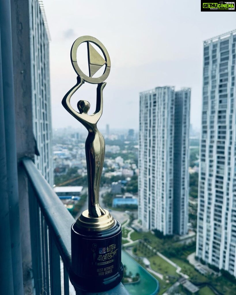 Subhashree Ganguly Instagram - Delighted to receive the best actress OTT at the @tv9_bangla Ghawrer Bioscope Awards for #indubalabhaaterhotel . Thank you to my entire team of #indubalabhaaterhotel My @hoichoi.tv team. To everyone ❤️ @iammony @shrikantmohta @svfmusic @bhattacharyadebaloy @kallollahiri