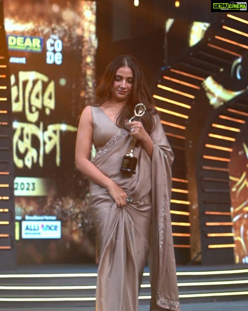 Subhashree Ganguly Instagram - Delighted to receive the best actress OTT at the @tv9_bangla Ghawrer Bioscope Awards for #indubalabhaaterhotel . Thank you to my entire team of #indubalabhaaterhotel My @hoichoi.tv team. To everyone ❤️ @iammony @shrikantmohta @svfmusic @bhattacharyadebaloy @kallollahiri