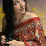Subhashree Ganguly Instagram - মায়ার আতর নদীর বুকে; খোঁজ পেয়েছে আঁজলা মেলে হাত পেতেছে আকাশ; আশায়। কালবোশেখী’র পদ্য লেখে যেসব আঙুল তারা ভীষণ স্পর্শকাতর ভালোবাসায়...