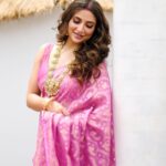 Subhashree Ganguly Instagram - 𝐼 𝒶𝓂 𝒿𝓊𝓈𝓉 𝓉𝓇𝓎𝒾𝓃𝑔 𝓉𝑜 𝒷𝓁𝑜𝑜𝓂 𝓁𝒾𝓀𝑒 𝒶 𝒻𝓁𝑜𝓌𝑒𝓇 𝓉𝑜 𝒻𝒾𝓁𝓁 𝓉𝒽𝑒 𝓌𝑜𝓇𝓁𝒹 𝓌𝒾𝓉𝒽 𝓉𝒽𝑒 𝒻𝓇𝒶𝑔𝓇𝒶𝓃𝒸𝑒 𝑜𝒻 𝒿𝑜𝓎 🌸 . . . . . . . #instagram #instagood #ootd #saree #sareelove #instafashion #fashionista #love #peace #joy