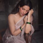 Subhashree Ganguly Instagram - অনেক দূরের আলেয়া বাড়িও জোৎস্নাময় আদর সেখানে পুরনো হয় না কোনো সময়! . . . . . Concept & Makeup @cocoballucci_ Click @dipayanmajumder92 Styling @sizaa92 @thankgod_itsfashion Assisted by @isuvosri13 Saree @suta_bombay Hair @sarmistha1992 . . #ethnic #bong #instalike #instagood #instamood #explore #love #peace