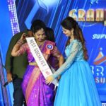 Subhashree Rayaguru Instagram – What a beautiful day with all the lovely people at Vijayawada!❤️✨ Thank you for inviting me as the celebrity guest @srimathi_amaravathi . The energy, the performances & hardwork of these beautiful srimathiss was just spectacular.🥳👏 Hope you have many more seasons coming up & you keep encouraging & empowering women of Telugu states even more. Truly proud & grateful of all you ladies❤️❤️❤️
Wearing @sreha_designer_studio 

#srimathiamravathi #subbu #subhashree #biggboss #biggboss7 #biggboss7telugu #womenempowerment #pallaviprashanth #sivaji #princeyawar #spy #spys Vijayawada, India