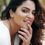 Sukrutha Wagle Instagram - Some moles can change our personality 😁✨ . . Click by @idle_works . . #sukrutha #sukrutha_wagle #kannadaactress Bangalore, India