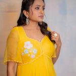 Suma Kanakala Instagram - Be the sunshine ☀️ Styled by @stylebyannapurna Collaboration with Outfit @prashantikumarlabel Jewellery @shopriyaaofficial Makeup & Nails @emraanartistry Hair @chinnisrinu_stylist Photography @they_call_me_keshu #sumakanakala #suma #anchorsuma #anchorsumakanakala #tuesday #tuesdaymotivation