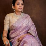 Suma Kanakala Instagram - 💎✨ Styled by @stylebyannapurna Collaboration with Outfit @xiti_weaves Jewellery @shopriyaaofficial Makeup @emraanartistry Hair @chinnisrinu_stylist Photography @they_call_me_keshu #sumakanakala #suma #anchorsumakanakala #anchorsuma #royal #friday