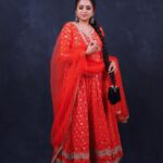 Suma Kanakala Instagram - Let the Royalty flow.. ❤️ From the #chandramukhi2 pre release event 🌹 Styled by @stylebyannapurna Style team @i.deekshasetti & @chandrika_kamesetti Collaboration with Outfit @maghuva.studio Jewellery @shopriyaaofficial Makeup @madhu_derangula Hair @koduruamarnath Photography @valmikiramuphotography #suma #sumakanakala #anchorsuma #anchorsumakanakala #chandramukhi #chandramukhi2prereleaseevent