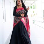Suma Kanakala Instagram - 🖤❤️ Styled by @officialanahita Style team @pranathivarma.k Collaboration with Outfit @alankaar_artstudio Earrings @kiara.Jewelry Bangle & Ring: @adornablesbysonalimehra Makeup @emraanartistry Hair @malla_reddy_hairstylist Photography @valmikiramuphotography #sumakanakala #suma #anchorsuma #anchorsumakanakala #throwbacktuesday #sumaadda
