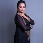 Suma Kanakala Instagram - It makes a big difference in your life when you stay positive 🖤 Styled by @officialanahita Style team @pranathivarma.k Collaboration with Outfit @varunchakkilam Jewellery @adornablesbysonalimehra Makeup @madhu_derangula Hair @chinnisrinu_stylist Photography @valmikiramuphotography #suma #sumakanakala #anchorsuma #anchorsumakanakala #saturday