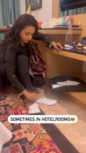 Suma Kanakala Instagram - When in hotels 😂

#suma #sumakanakala #anchorsuma #anchorsumakanakala