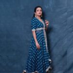 Suma Kanakala Instagram - This your Monday morning reminder that you can handle whatever the week throws at you 😊 Styled by @stylebyannapurna Collaboration with Outfit @indusuresh_p Jewellery @houseofqc Makeup @emraanartistry Hair @chinnisrinu_stylist Photography @valmikiramuphotography #sumakanakala #suma #anchorsuma #anchorsumakanakala #mondaymotivation #monday